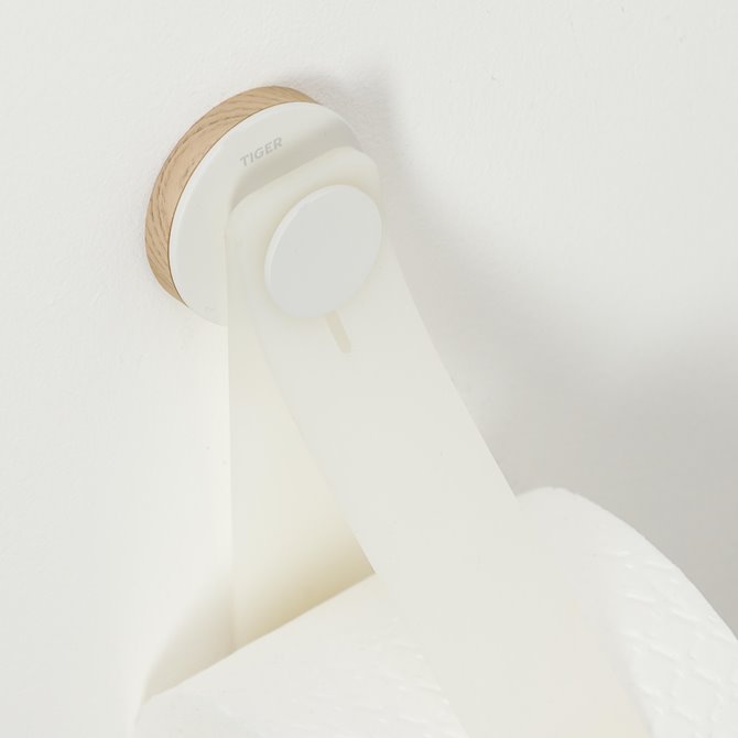 closeup toiletrolhouder hang hout